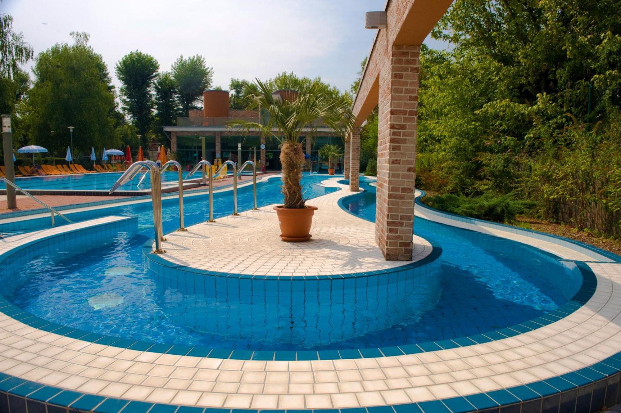 Holiday Beach Budapest Wellness Hotel With Sauna Park Exterior photo