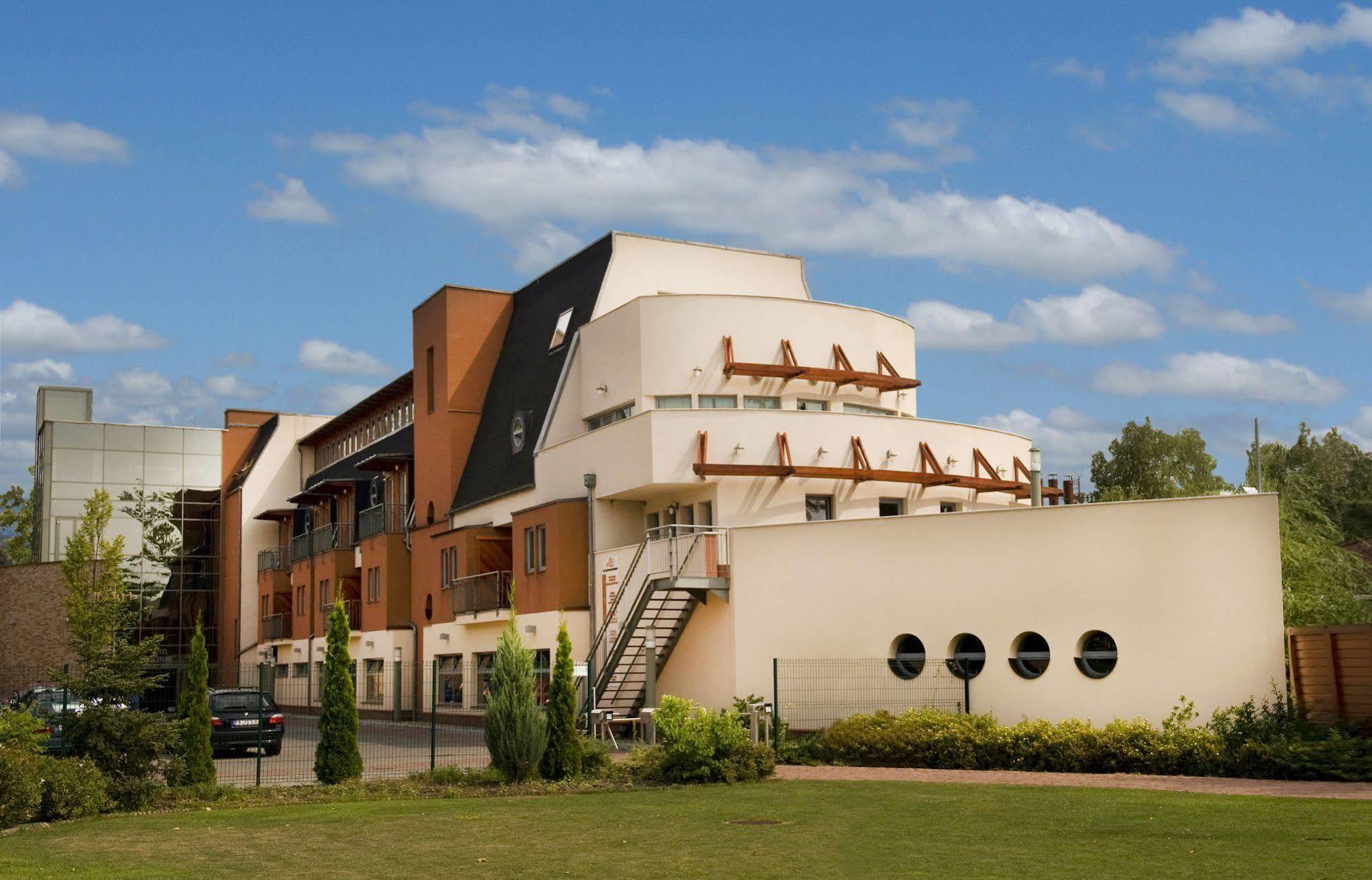 Holiday Beach Budapest Wellness Hotel With Sauna Park Exterior photo